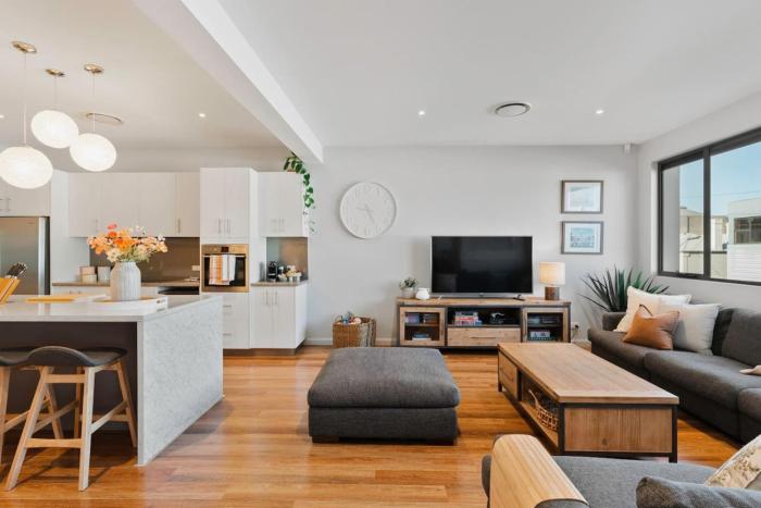 Large CBD apartment with parking