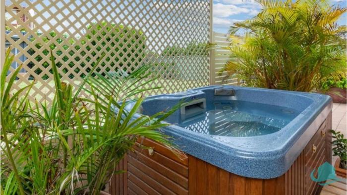 Rosies Family Spa Retreat - 300m to the sandy shores of Caves Beach