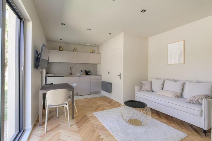Petit studio compact et moderne, Écully