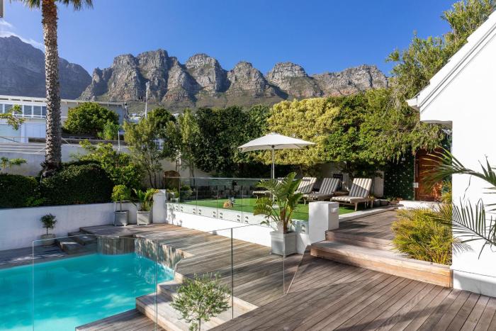 Maison De La Mer - Luxury Camps Bay Villa with pool and ocean view