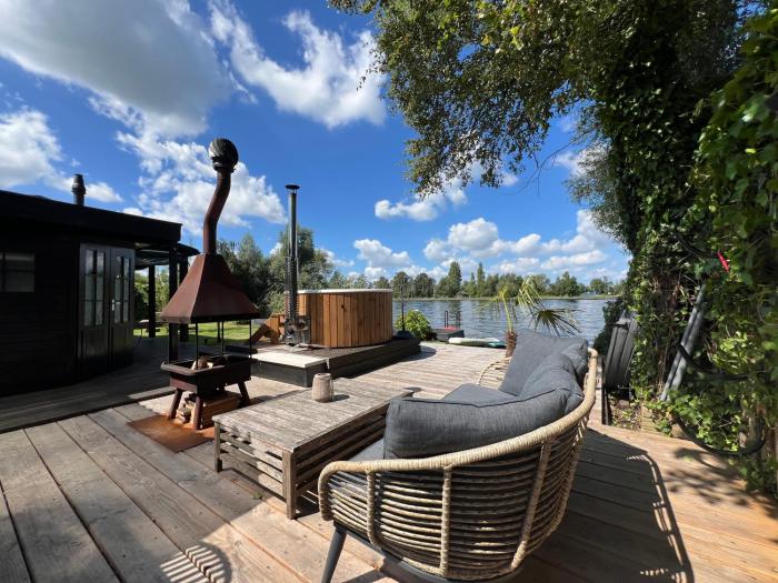 New- The Cabana- With Sauna and Hot Tub, on a lake near Amsterdam