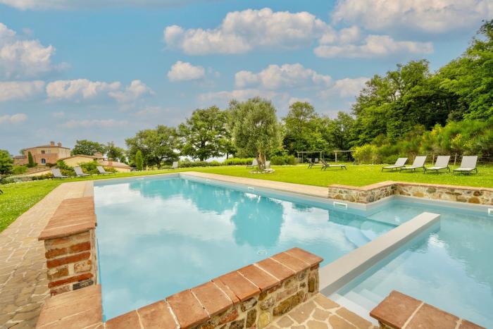 Luxury Resort with swimming pool in the Tuscan countryside, Villas on the ground floor with private outdoor area with panoramic view