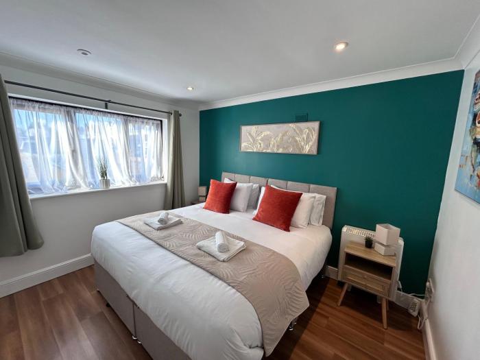 Modern Southampton Dockside Stay - 2 Bedrooms - Wi-Fi & Parking