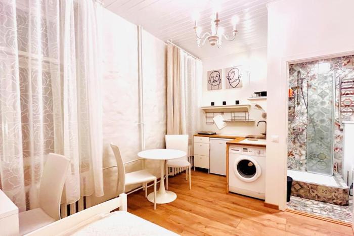 Bright and cozy old town studio!