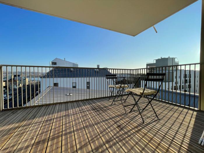 Studio harmonieusement aménagé avec parking et terrasse vers la cité du vin