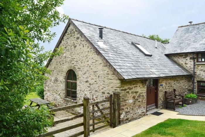 Smiddy Cottage, Historic Village Hub with Spacious Lounge, High Ceilings, and Wood Stove