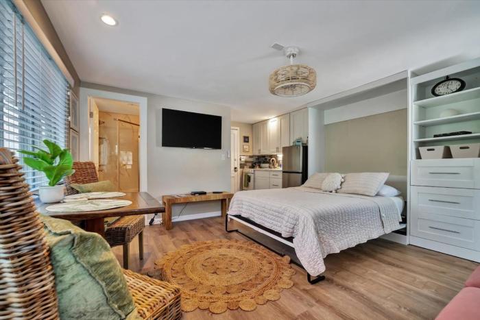 Luxury Waterside Suite 2mins 2 beach & heated pool