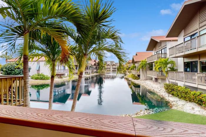 Our House at the Lake House C117 by Beachside