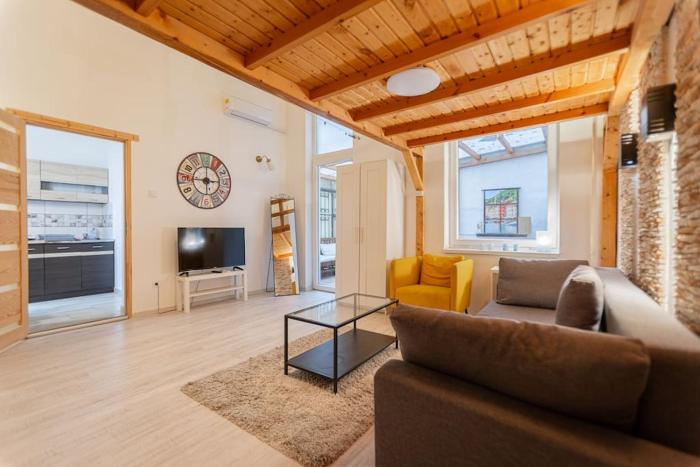 Cool apartment in the center with Patio, Szovetseg Street