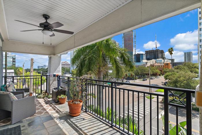 Walk to Everything Downtown EAT - SHOP - PLAY