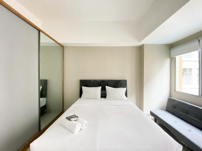 Homey and Cozy Stay Studio Gateway Park LRT City Jatibening Apartment By Travelio