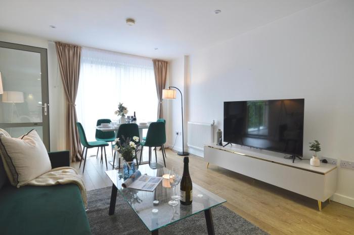 Modern 2 Bedroom Apartment Steps from Vauxhall St