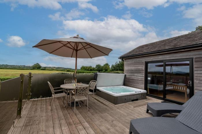 Tor Farm Lodges - Private Hot Tubs, Shared Seasonal Outdoor Pool, Dog Friendly