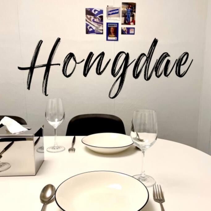 Hongik University Station 10 minutes walking distance 3 Queen Beds for 6 people