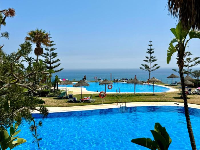 Apartamento con vistas al mar y piscina en Benalmadena