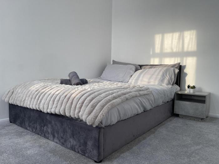 3 Bed House - Sleeps 5 - Garden - Parking - Wifi