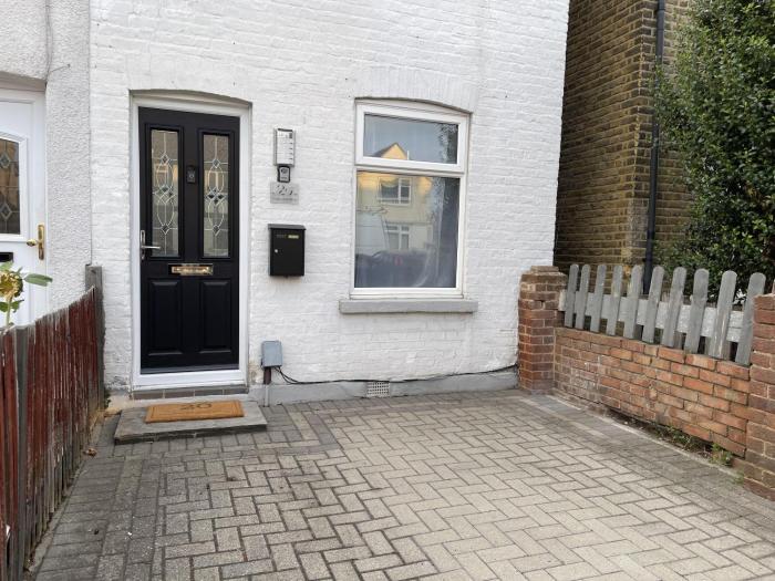 3 Bed House - Sleeps 5 - Garden - Parking - Wifi