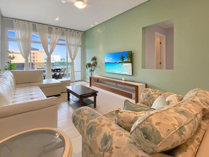 Apt no Guarujá com Sacada Piscina 4 Quartos Espaçoso