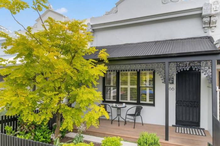 Very Victorian Modern & Special 2BRM 1BTH