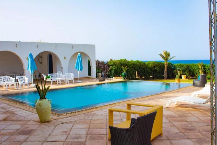 Sublime villa pieds dans l eau a Hergla