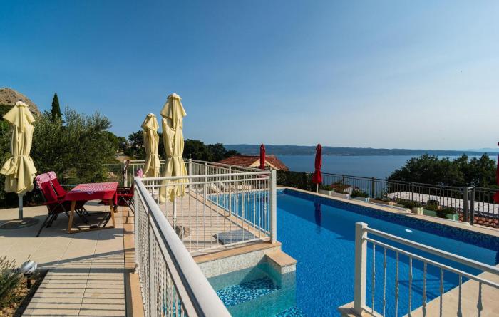 2 Bedroom Stunning Home In Podstrana