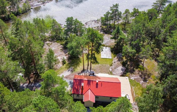 Cozy Home In Säffle With Lake View