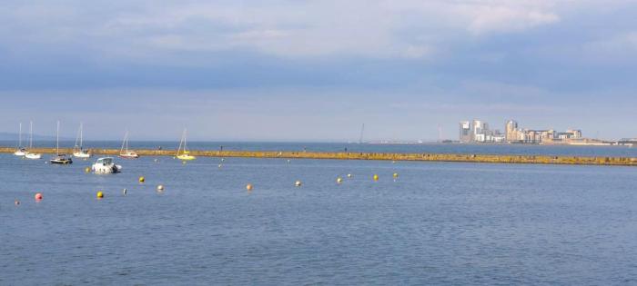 Comfortable Double Room, Great Transport to City Centre and Airport, 5 mins to Beach, Great Value