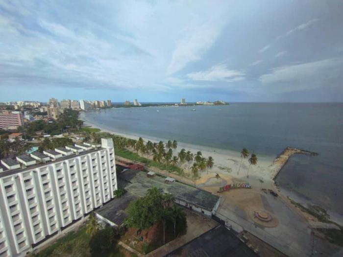 Apartamento frente a la playa, edificio Margarita plaza, apto 15 4, 2 dormitorios 2 baños avenida santiago mariño frente al mar