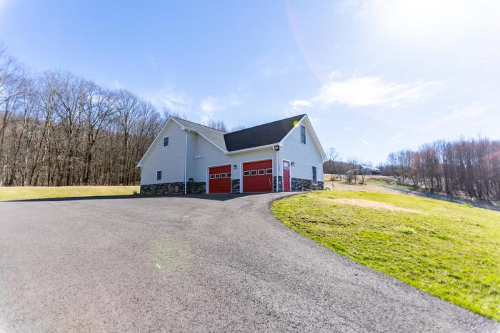 Deep Creek Retreat Hot Tub 85 inchTVone level