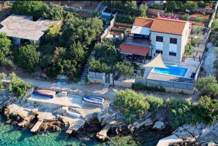 Beachfront Villa with pool - MyWay