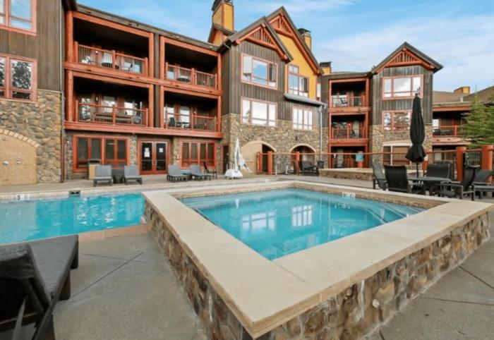 Ski In, Ski Out 2 Bedroom At Snowflake Chairlift - Bluesky Condos