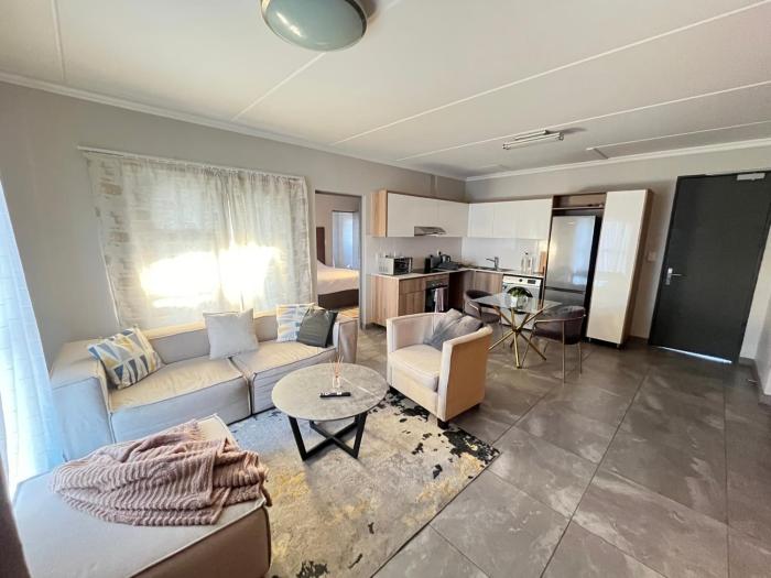 4 Elizabeth Place - Beautiful 1 bedroom unit next to Kyalami Racetrack with free WiFi swimming pool gym and restaurant - Perfect for a Couple in Midrand Waterfall