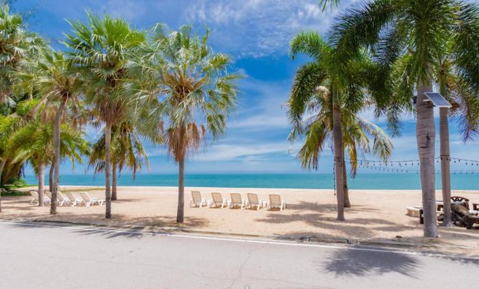 Beachfront Apartment with Balcony, Sea View & Pool View - Cha Am - Hua Hin