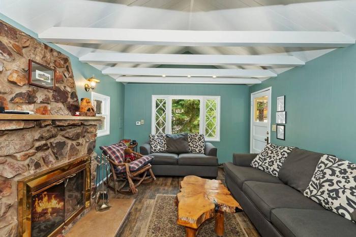 Applewood Cabins & Guest Cabin Near the Village