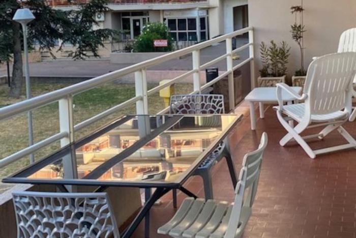 Le Neptune place de Marbre plage et port