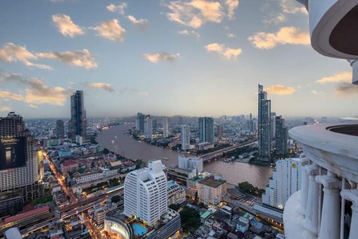 state tower condo Riverview High Floor Hangover