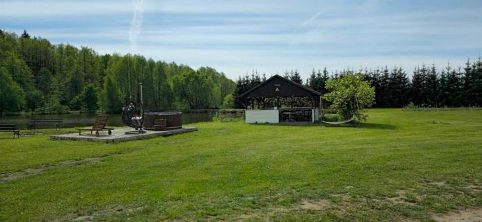 Ruda Rzeczka - domek letniskowy nad stawem z balią i wiatą