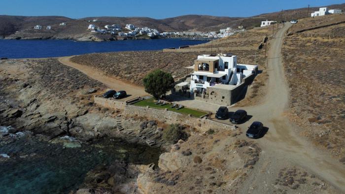 Niriides Studios & Apartments