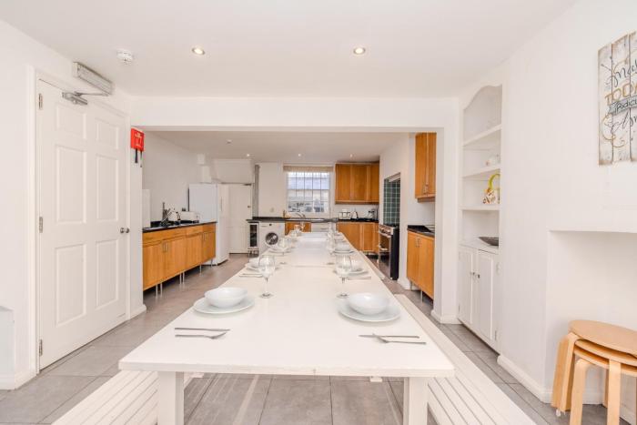 Perfect Seaside Getaway I Central Big Town House Next To Brighton Beach I First Choice For Big Group & Family Stay