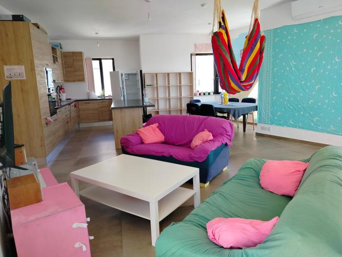 Pink Fairy Paradise Penthouse, 10mins from the beach