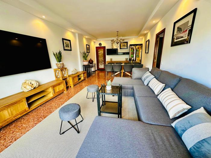 Newly renovated apartment, 6 mins to the beach