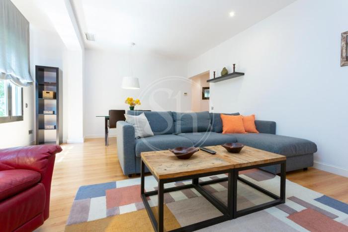 Elegant apartment for 6 beside Sagrada Familia