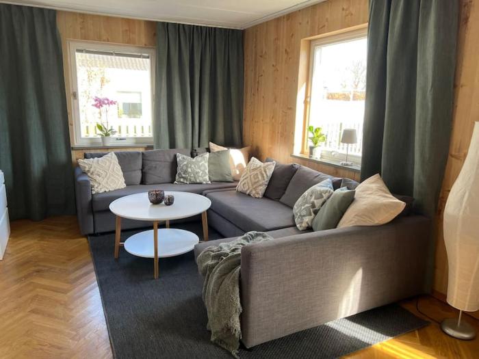 Hus med stor trädgård i lugn miljö nära havet