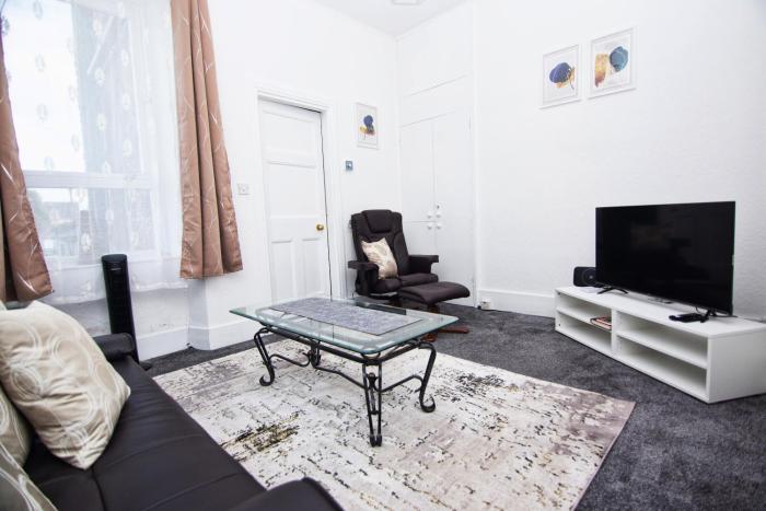 The Summit West End- Elegant Apartment with Free Parking in Prime Location