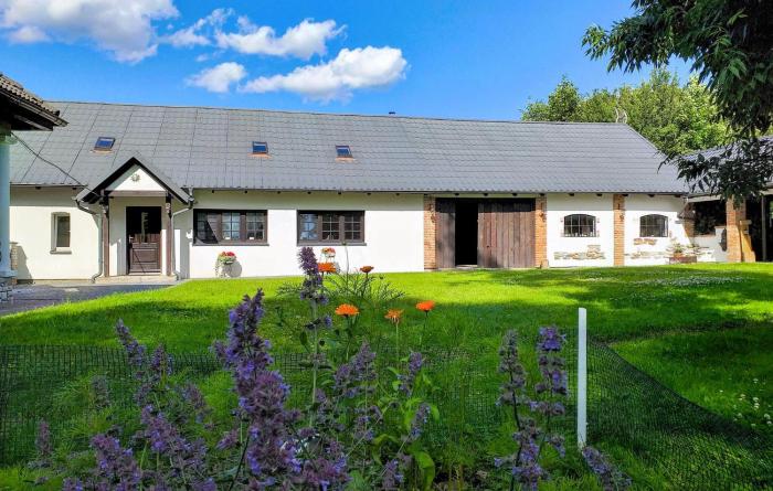 3 Bedroom Cozy Apartment In Huta Gorna