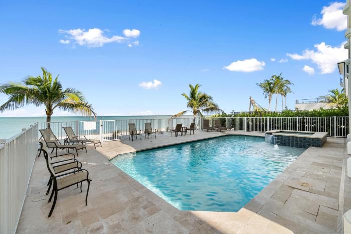 Crystal Seashore, Gorgeous 4 Bed, 5 Bath Beachfront Family Pool House