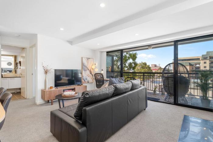 City Life 2BR Apt with Pool,Gym, Sauna, Carbay