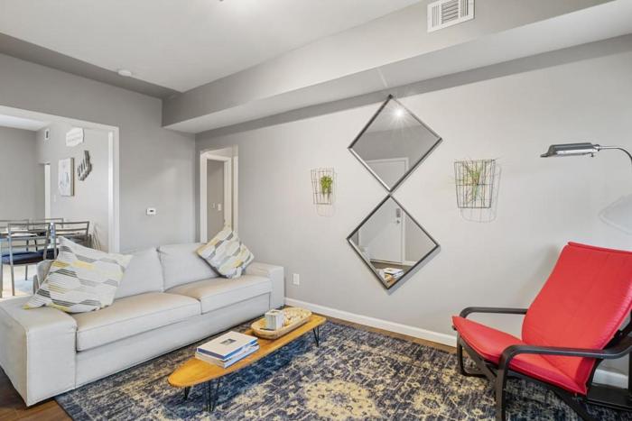 Convenient - Pet and Baby - Near Convention and Hospital