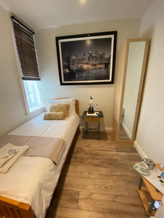Alexander Hotel Fully RefurbishedRooms En-suite