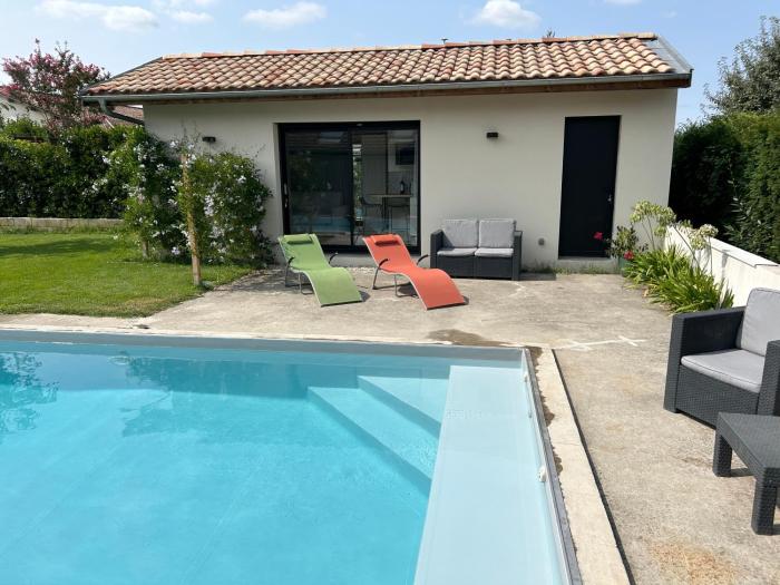Studio vue piscine au calme près des vignes